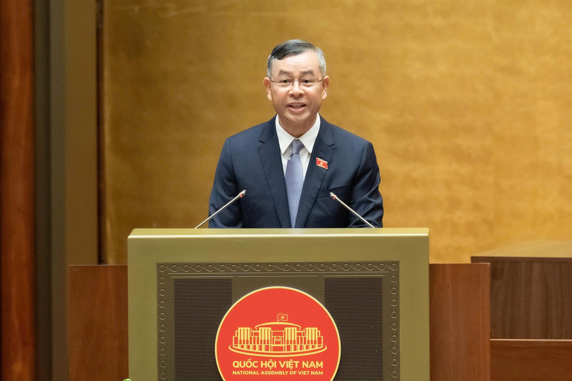 Bộ trưởng Bộ T&agrave;i ch&iacute;nh Ng&ocirc; Văn Tuấn tr&igrave;nh b&agrave;y B&aacute;o c&aacute;o tiếp thu, chỉnh l&yacute; v&agrave; ho&agrave;n thiện dự thảo Nghị quyết