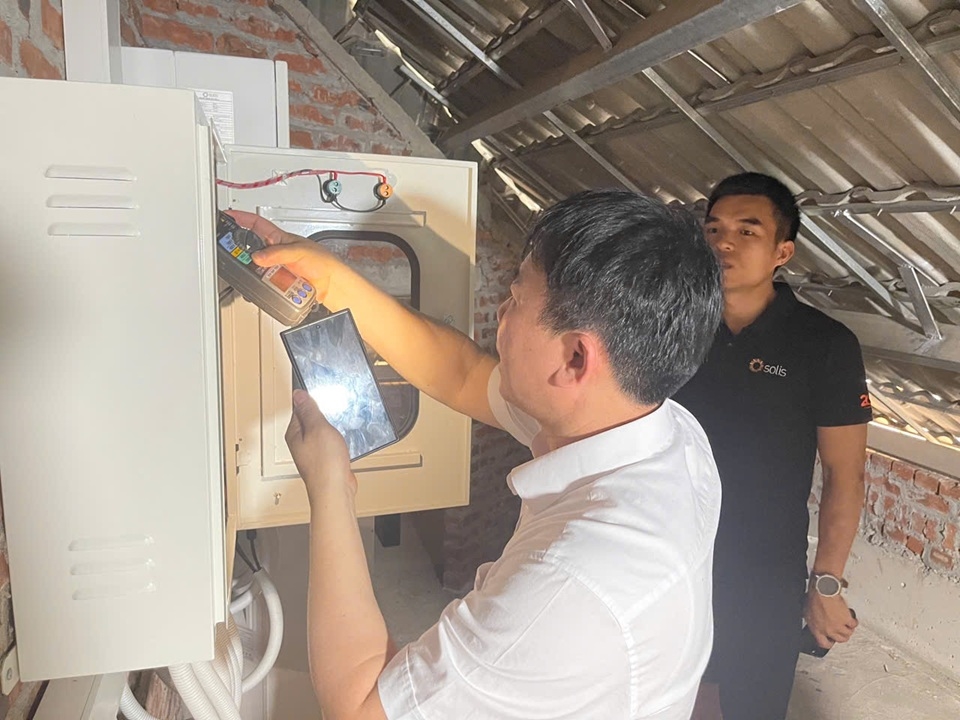 C&ocirc;ng ty Điện lực Sơn La phối hợp kiểm tra việc lắp đặt hệ thống điện mặt trời m&aacute;i nh&agrave; tự sản tự ti&ecirc;u