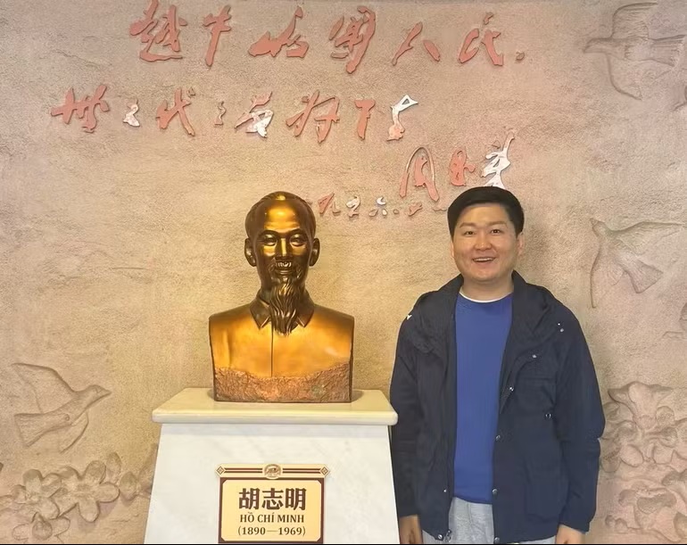 &Ocirc;ng Thẩm Thi Vĩ thăm Nh&agrave; lưu niệm Chủ tịch Hồ Ch&iacute; Minh ở Long Ch&acirc;u, Quảng T&acirc;y, Trung Quốc, th&aacute;ng 12/2023. (Ảnh do nh&acirc;n vật cung cấp)