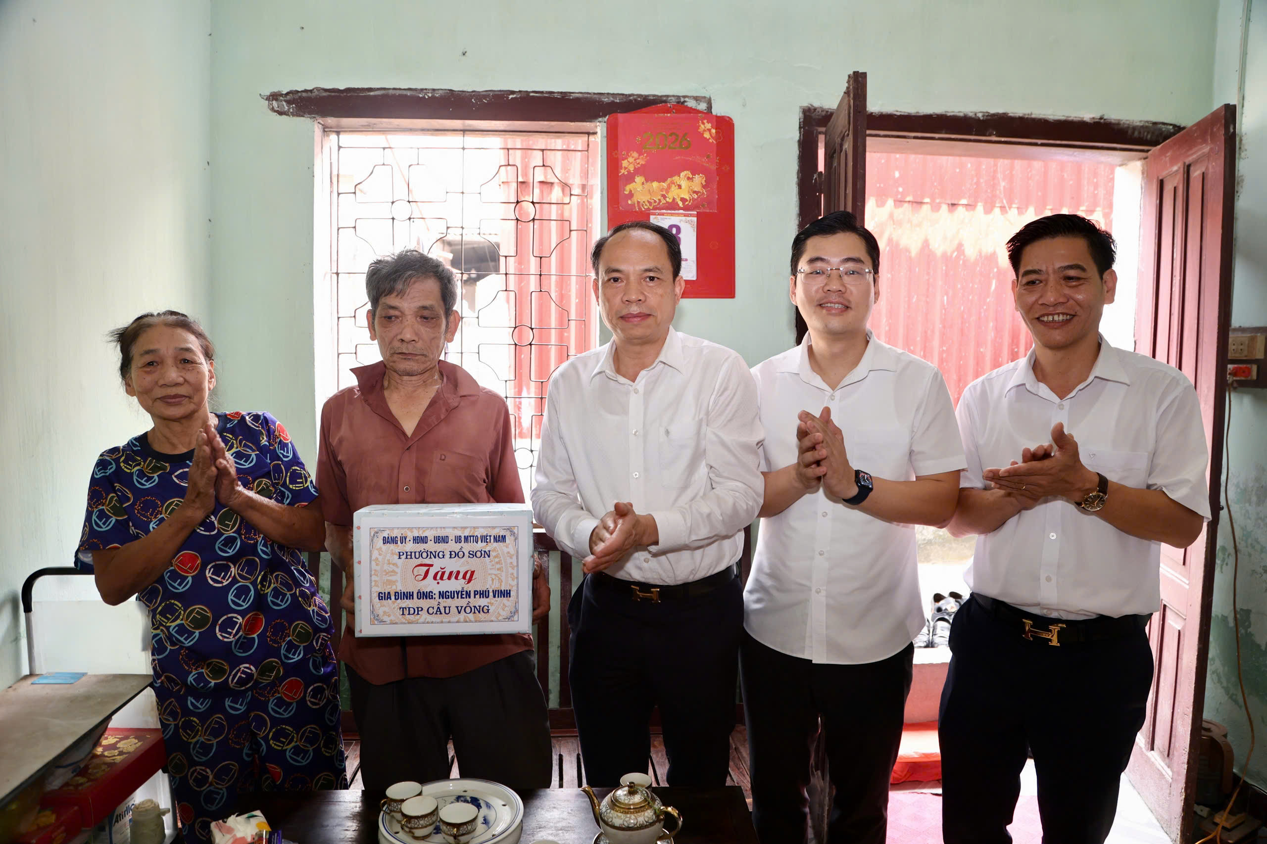 C&aacute;c đồng ch&iacute; l&atilde;nh đạo phường Đồ Sơn trao qu&agrave; cho gia đ&igrave;nh &ocirc;ng Nguyễn Ph&uacute; Vinh.