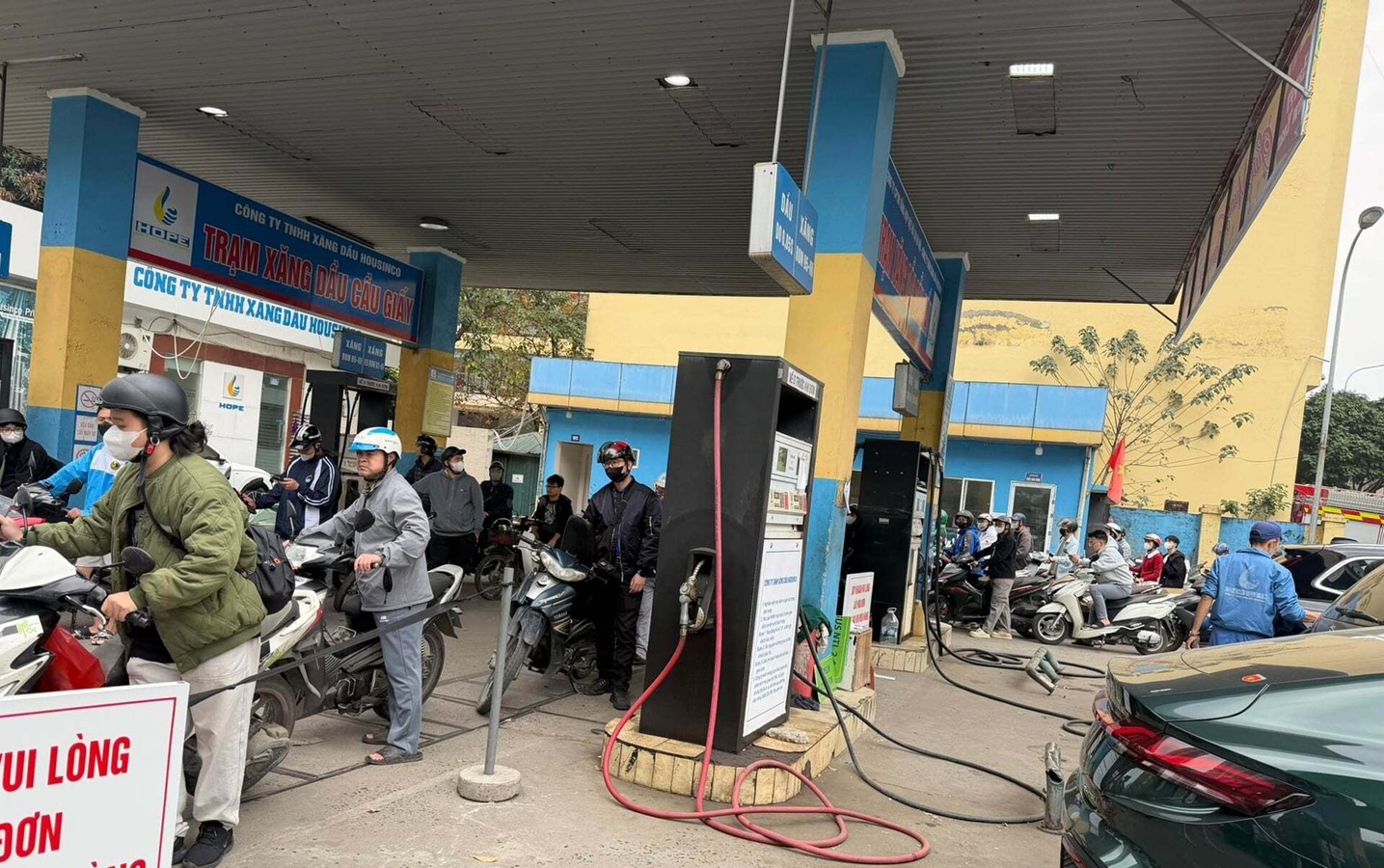 Gi&aacute; xăng dầu giảm mạnh sau 2 kỳ điều h&agrave;nh, trong đ&oacute; dầu diesel giảm gần 12.000 đồng/l&iacute;t, đ&atilde; k&eacute;o theo nhiều h&atilde;ng xe kh&aacute;ch đồng loạt hạ gi&aacute; v&eacute;, chia sẻ chi ph&iacute; v&agrave; k&iacute;ch cầu đi lại