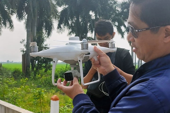 Thiết bị bay kh&ocirc;ng người l&aacute;i được d&ugrave;ng để thu thập dữ liệu c&acirc;y trồng tại An Giang.