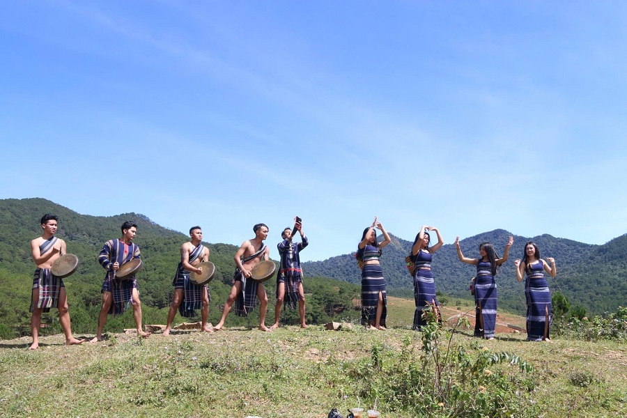 C&aacute;c ch&agrave;ng trai v&agrave; sơn nữ K&rsquo;ho trong tiếng chi&ecirc;ng ng&acirc;n điệu m&uacute;a