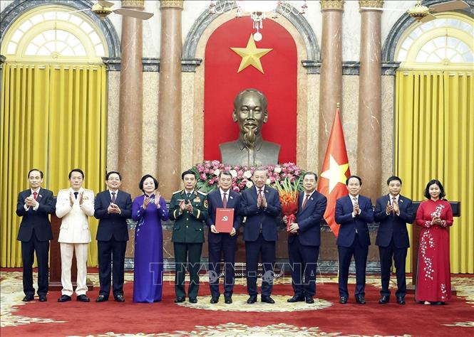 Tổng B&iacute; thư, Chủ tịch nước T&ocirc; L&acirc;m trao Quyết định của Bộ Ch&iacute;nh trị chỉ định nh&acirc;n sự của Đảng ủy Ch&iacute;nh phủ nhiệm kỳ 2025 - 2030. Ảnh: Thống Nhất/TTXVN