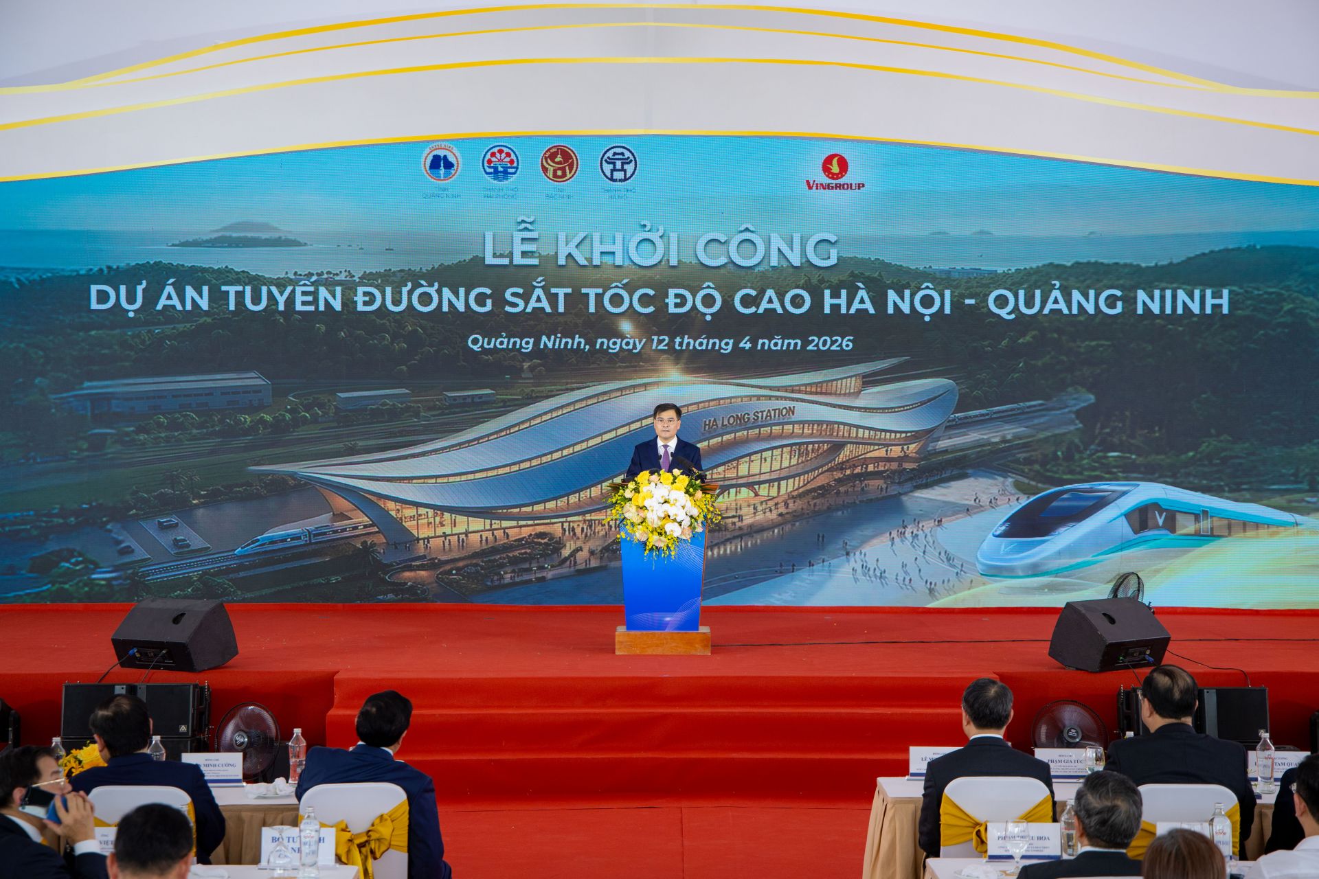 &Ocirc;ng B&ugrave;i Văn Khắng, Chủ tịch UBND tỉnh Quảng Ninh cho biết, tuyến đường sắt tốc độ cao H&agrave; Nội - Quảng Ninh l&agrave; một si&ecirc;u dự &aacute;n mang theo nhiều kỳ vọng, thể hiện năng lực v&agrave; cam kết lớn của nh&agrave; đầu tư, l&agrave; minh chứng r&otilde; n&eacute;t cho sự tham gia ng&agrave;y c&agrave;ng s&acirc;u của khu vực kinh tế tư nh&acirc;n v&agrave;o c&aacute;c lĩnh vực hạ tầng then chốt của quốc gia.