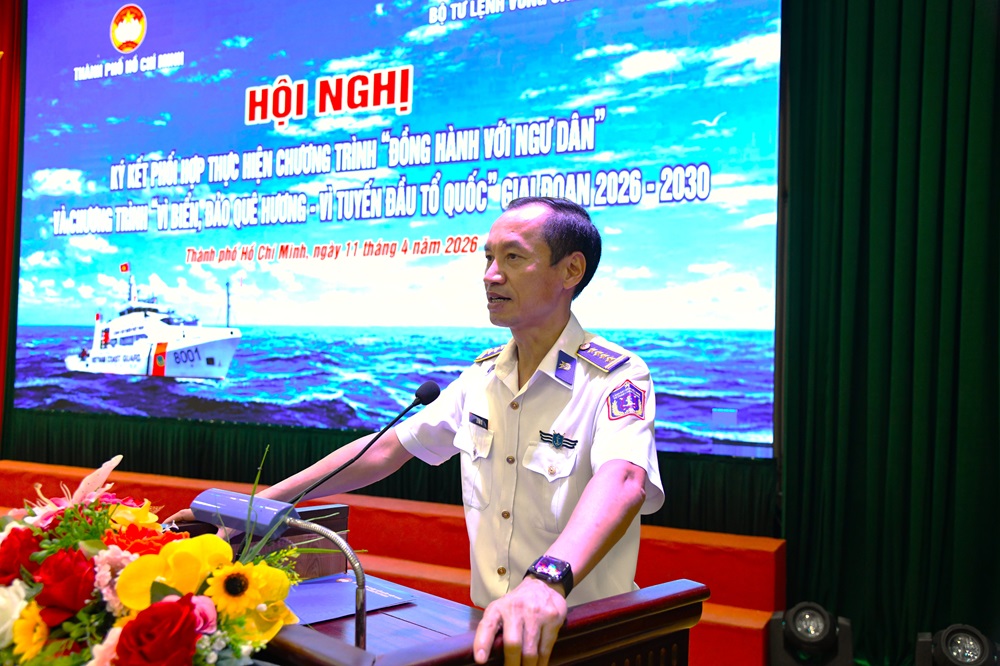 Đại t&aacute; L&ecirc; Văn T&uacute;, B&iacute; thư Đảng ủy, Ch&iacute;nh ủy V&ugrave;ng Cảnh s&aacute;t biển 3 ph&aacute;t biểu tại Hội nghị