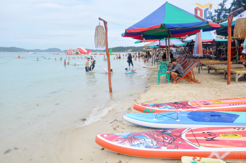 Bãi biển Hồng Vàn là một trong 6 vùng nước được tổ chức các hoạt động vui chơi, giải trí dưới nước theo đề án của đặc khu Cô Tô Bãi biển Hồng Vàn là một trong 6 vùng nước được tổ chức các hoạt động vui chơi, giải trí dưới nước theo đề án của đặc khu Cô Tô