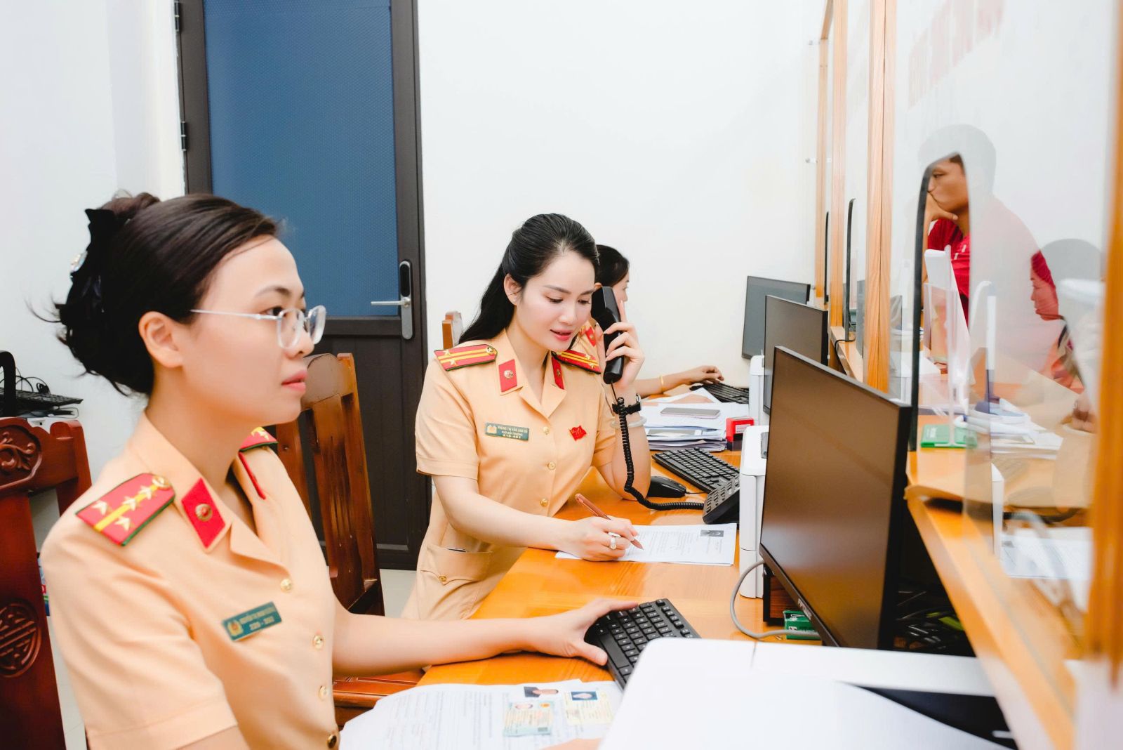 C&aacute;n bộ Ph&ograve;ng CSGT tiếp nhận, giải đ&aacute;p thắc mắc, kiến nghị của người d&acirc;n về c&ocirc;ng t&aacute;c s&aacute;t hạch cấp GPLX qua số Hotline 24/24