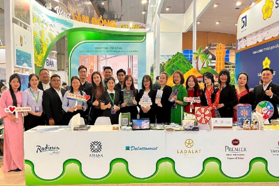 Gian h&agrave;ng Du lịch L&acirc;m Đồng sẵn s&agrave;ng ch&agrave;o đ&oacute;n người mua v&agrave; kh&aacute;ch tham quan. Ảnh: Nguy&ecirc;n Vũ