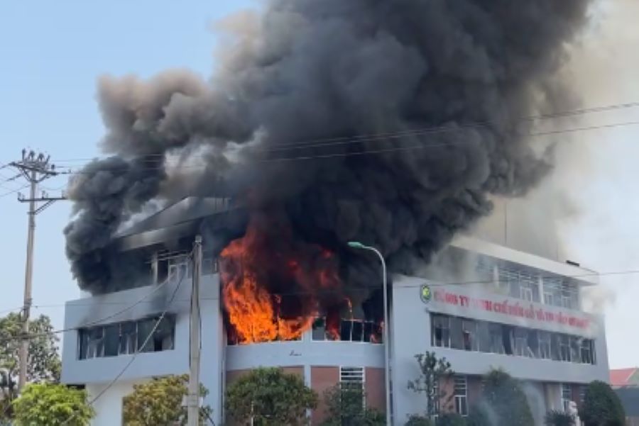 Vụ hỏa hoạn xảy ra tại t&ograve;a nh&agrave; 3 tầng của c&ocirc;ng ty TNHH Chế biến gỗ v&agrave; thương mại H&agrave;o Quang
