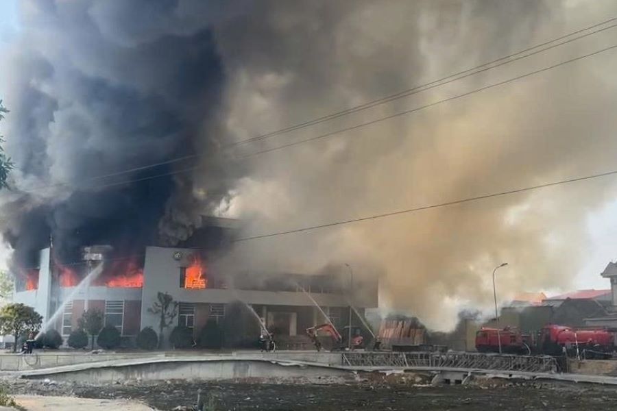 Thời tiết nắng n&oacute;ng, b&ecirc;n trong t&ograve;a nh&agrave; c&oacute; nhiều sản phẩm từ gỗ v&agrave; nhiều vật liệu dễ ch&aacute;y n&ecirc;n c&ocirc;ng t&aacute;c chữa ch&aacute;y gặp nhiều kh&oacute; khăn