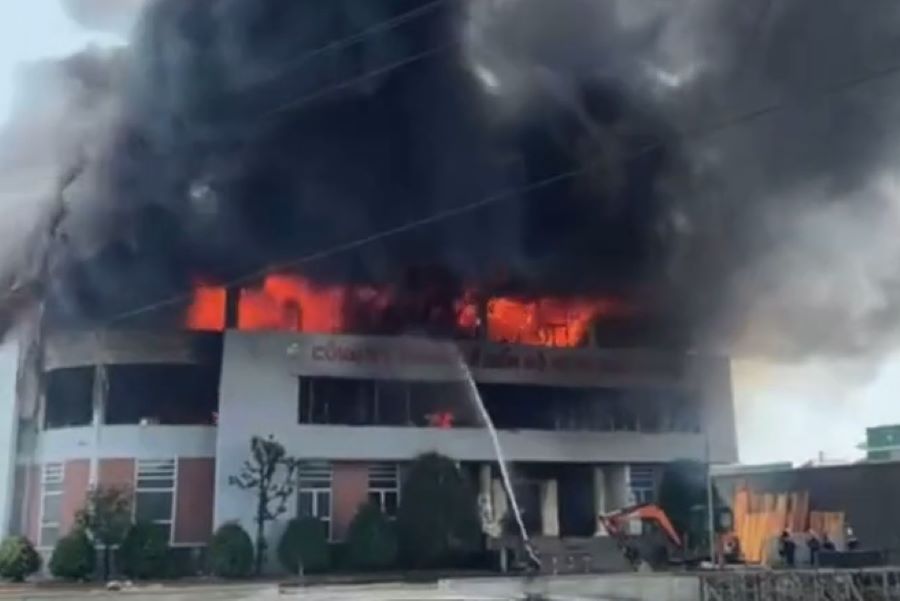 Ngọn lửa bốc ch&aacute;y dữ dội