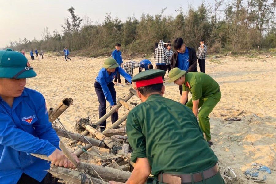 Đ&ocirc;ng đảo c&aacute;c tổ chức, đơn vị v&agrave; nh&acirc;n ở c&aacute;c x&atilde; ven biển tham gia vệ sinh m&ocirc;i hưởng ứng ng&agrave;y chủ nhật xanh