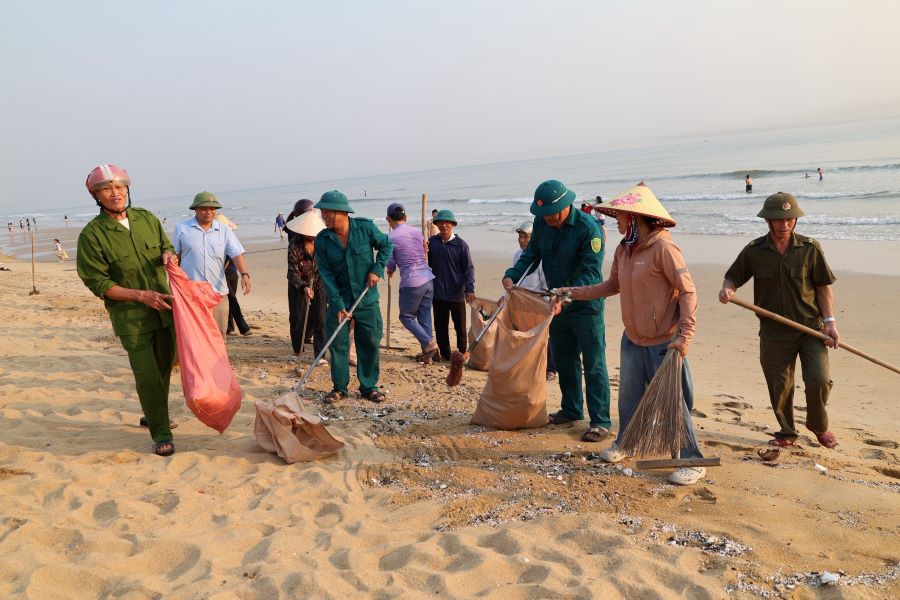 Tại 69 x&atilde;, phường đ&ocirc;ng đảo lực lượng tham gia ra qu&acirc;n l&agrave;m sạch khu d&acirc;n cư v&agrave; bờ biển