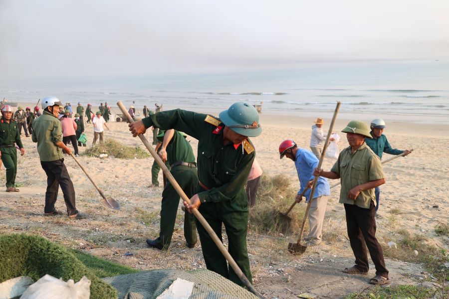 Tại khu du lịch biển Thi&ecirc;n Cầm thu h&uacute;t đ&ocirc;ng đảo c&aacute;c tầng lớp người d&acirc;n tham gia l&agrave;m sạch bờ biển