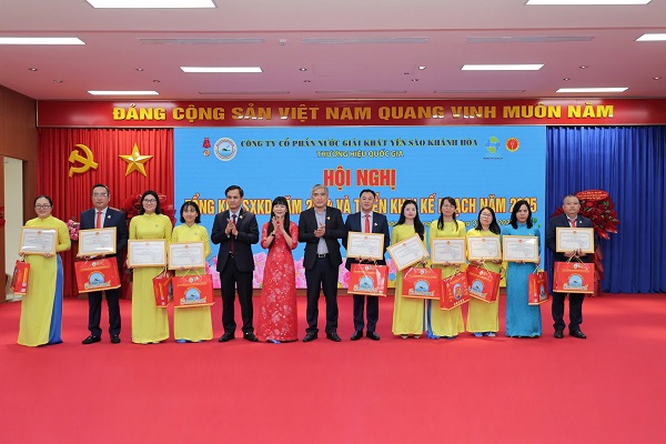 Hội nghị sản xuất kinh doanh của C&ocirc;ng ty tổ chức khen thưởng người lao động