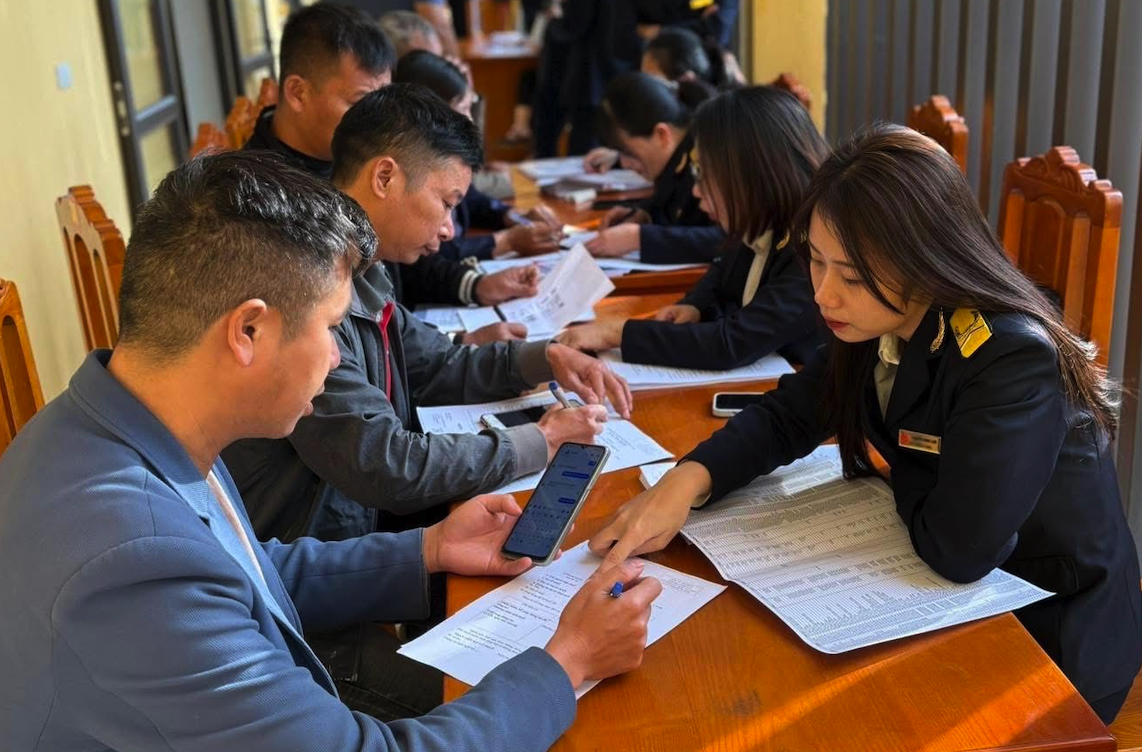 điểm hỗ trợ, số lượng cá nhân, hộ kinh doanh trên địa bàn Lào Cai đăng ký, sử dụng ứng dụng eTax Mobile tăng nhanh. điểm hỗ trợ, số lượng cá nhân, hộ kinh doanh trên địa bàn Lào Cai đăng ký, sử dụng ứng dụng eTax Mobile tăng nhanh.