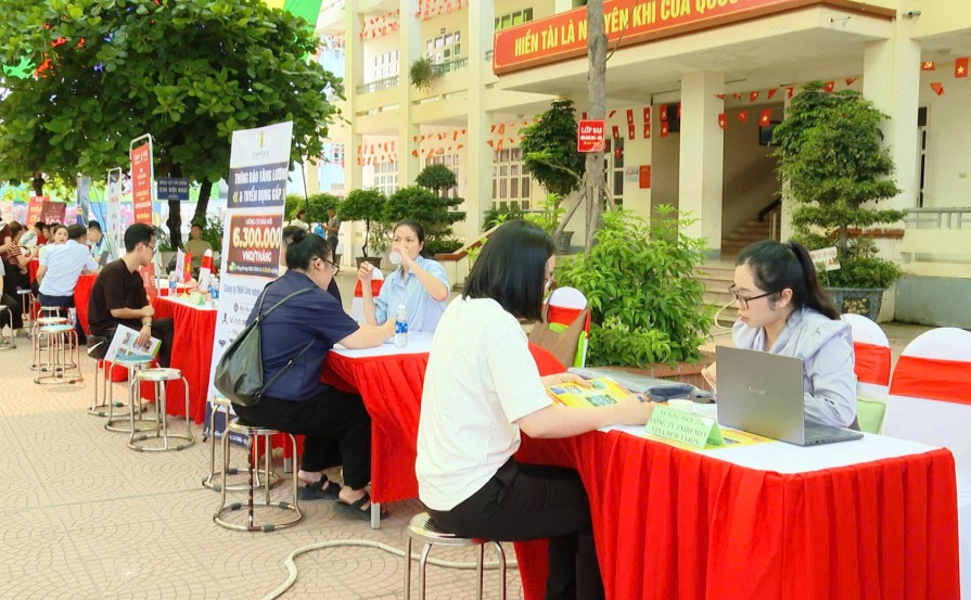 Người lao động tham gia trao đổi, phỏng vấn tuyển dụng trực tiếp với doanh nghiệp tại chương tr&igrave;nh