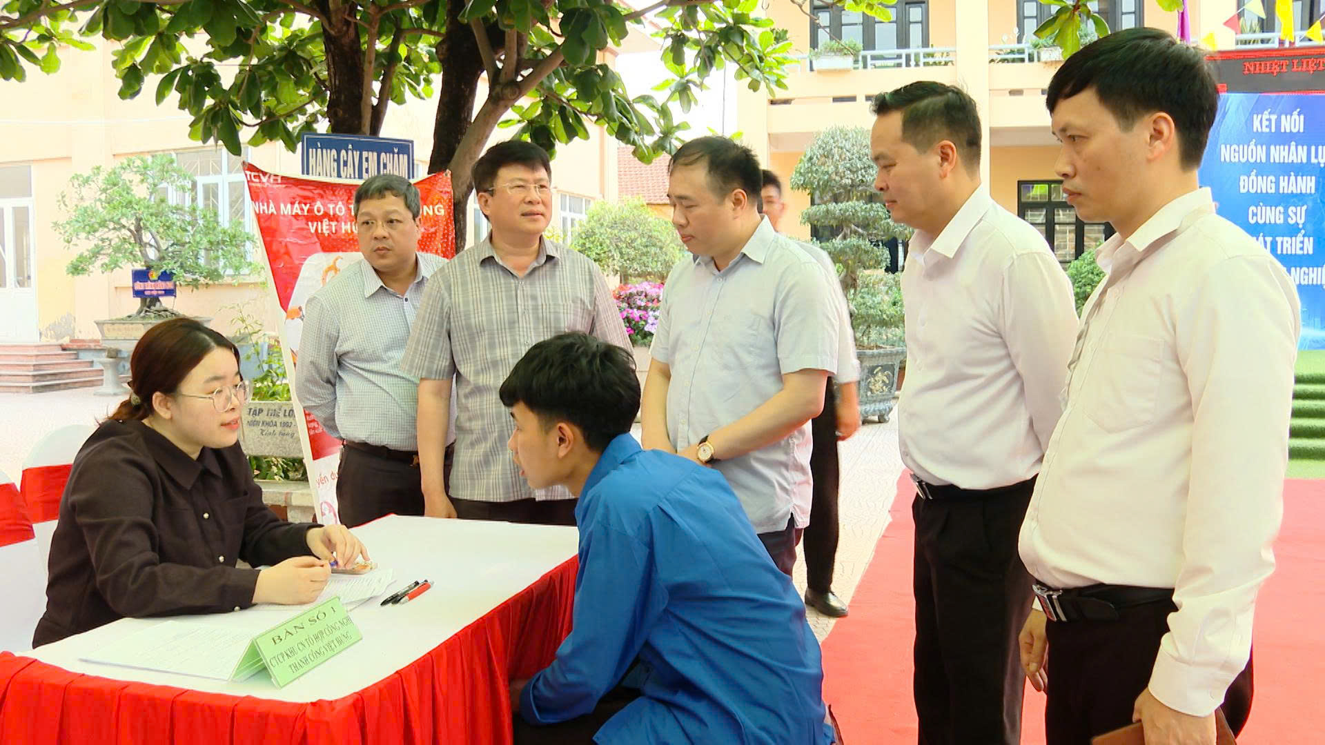 L&atilde;nh đạo phường Việt Hưng nắm bắt hoạt động tư vấn, tuyển dụng tại Ng&agrave;y hội việc l&agrave;m năm 2026