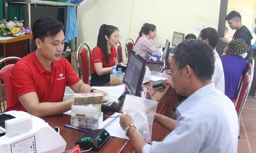 Người dân xã Gia Bình nhận tiền bồi thường đất tại dự án Cảng hàng không quốc tế Gia Bình. Người dân xã Gia Bình nhận tiền bồi thường đất tại dự án Cảng hàng không quốc tế Gia Bình.