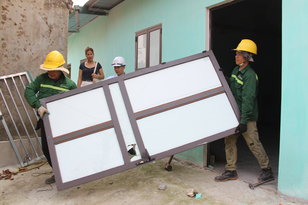 Nhiều hộ tại xã Gia Bình tự nguyện tháo dỡ nhà cửa để bàn giao mặt bằng sớm cho nhà đầu tư. Nhiều hộ tại xã Gia Bình tự nguyện tháo dỡ nhà cửa để bàn giao mặt bằng sớm cho nhà đầu tư.