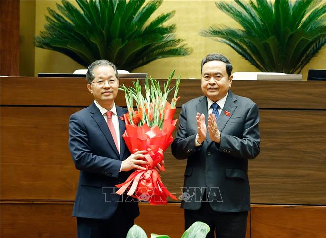 Chủ tịch Quốc hội Trần Thanh Mẫn thay mặt l&atilde;nh đạo Đảng, Nh&agrave; nước v&agrave; Đại biểu Quốc hội kh&oacute;a XVI tặng hoa ch&uacute;c mừng Ch&aacute;nh &aacute;n T&ograve;a &aacute;n nh&acirc;n d&acirc;n Tối cao Nguyễn Văn Quảng. Ảnh: Thống Nhất/TTXVN