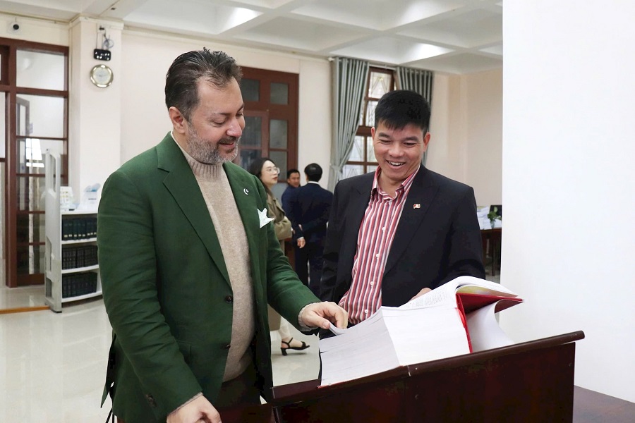 &Ocirc;ng Kohdayar Marri, Đại sứ Đặc mệnh To&agrave;n quyền Cộng h&ograve;a Hồi gi&aacute;o Pakistan tại Việt Nam tham quan tại Trường Đại học Đ&agrave; Lạt