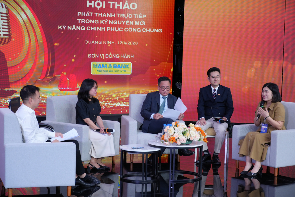 Nhà báo Nguyễn Thị Hằng, phòng Thư ký biên tập phát thanh, truyền hình (Báo và PTTH Quảng Ninh) chia sẻ kinh nghiệm để xây dựng được một chương trình phát thanh trực tiếp chạm đến khán giả Nhà báo Nguyễn Thị Hằng, phòng Thư ký biên tập phát thanh, truyền hình (Báo và PTTH Quảng Ninh) chia sẻ kinh nghiệm để xây dựng được một chương trình phát thanh trực tiếp chạm đến khán giả