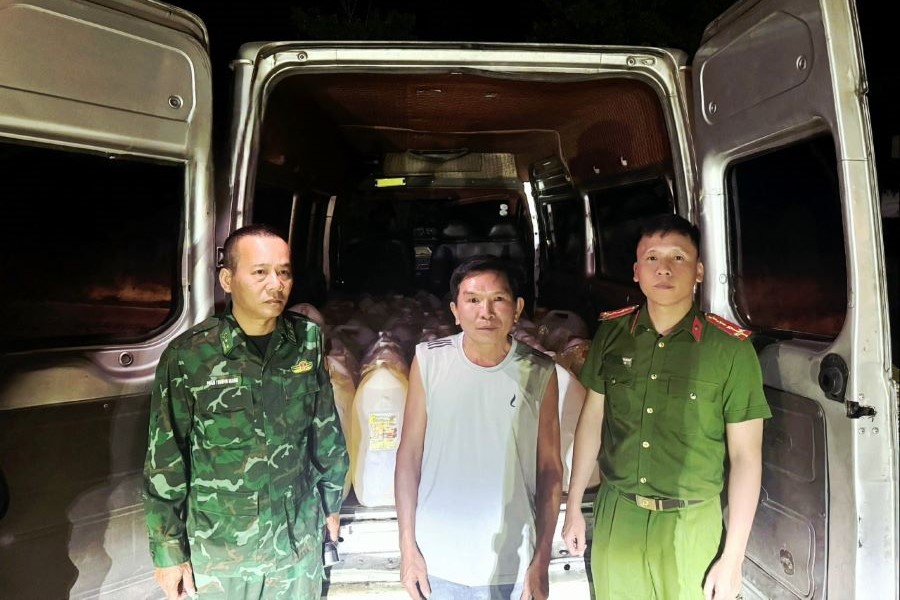 Quảng Trị: Ngăn chặn vụ vận chuyển trái phép 1.500 lít xăng qua biên giới