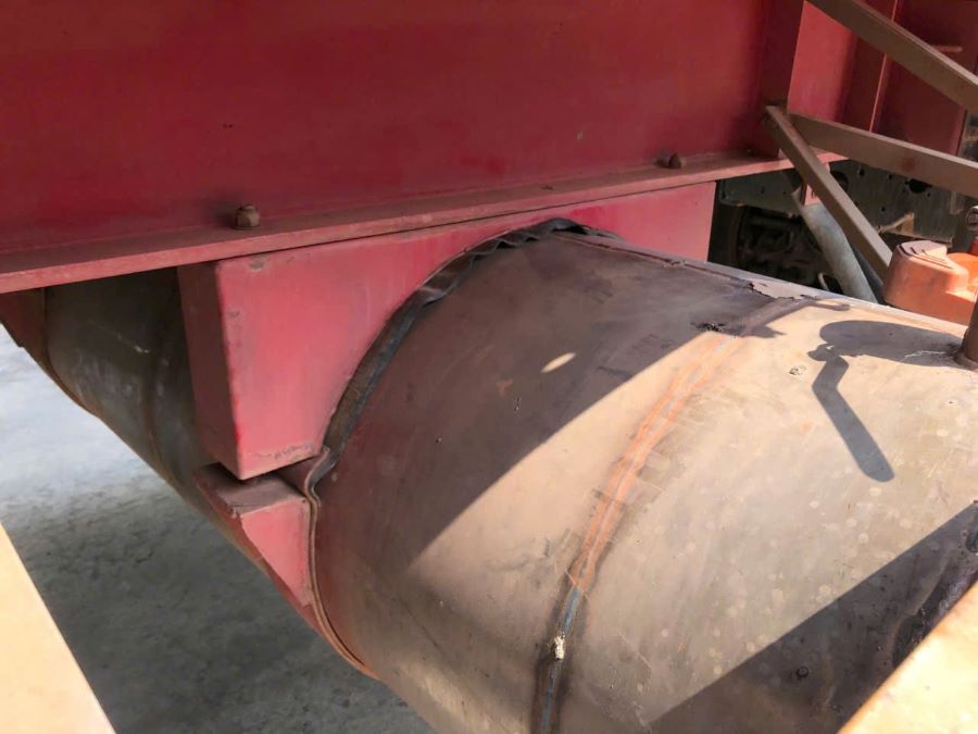 Dầu diesel được cất giấu tinh vi trong th&ugrave;ng sắt dưới gầm xe