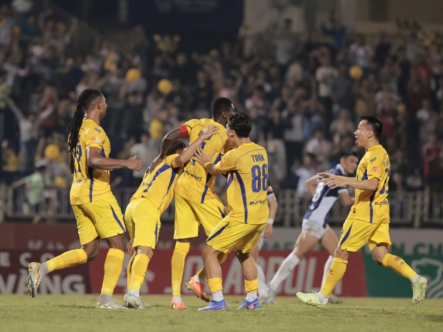 Olaha ghi b&agrave;n tr&ecirc;n chấm 11m, S&ocirc;ng lam Nghệ An gi&agrave;nh trọn 3 điểm tr&ecirc;n s&acirc;n Vinh.