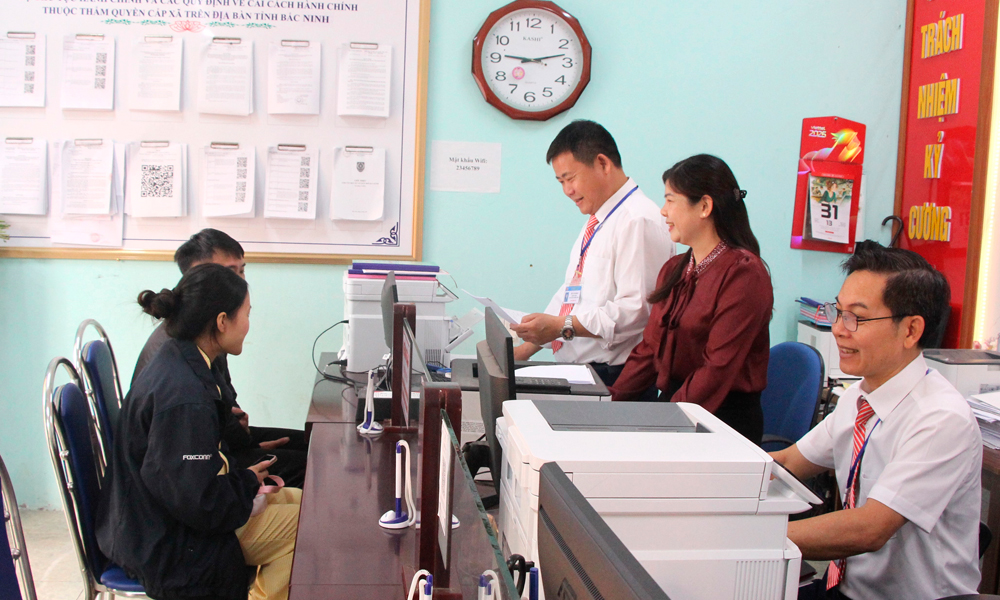 C&aacute;n bộ Trung t&acirc;m Phục vụ h&agrave;nh ch&iacute;nh c&ocirc;ng x&atilde; Y&ecirc;n Định tiếp nhận hồ sơ l&agrave;m thủ tục đăng k&yacute; kết h&ocirc;n cho c&ocirc;ng d&acirc;n.