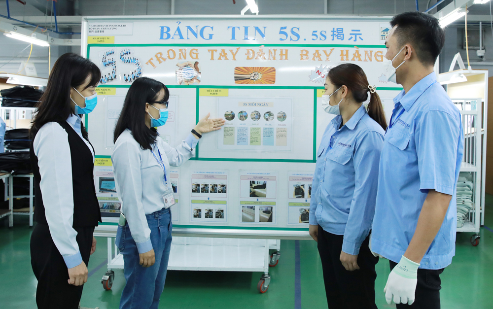 Tổ an to&agrave;n vệ sinh lao động C&ocirc;ng ty tr&aacute;ch nhiệm hữu hạn Một th&agrave;nh vi&ecirc;n Yamashita Việt Nam (phường Tiền Phong) tuy&ecirc;n truyền c&ocirc;ng nh&acirc;n thực hiện nghi&ecirc;m quy định về an to&agrave;n lao động.