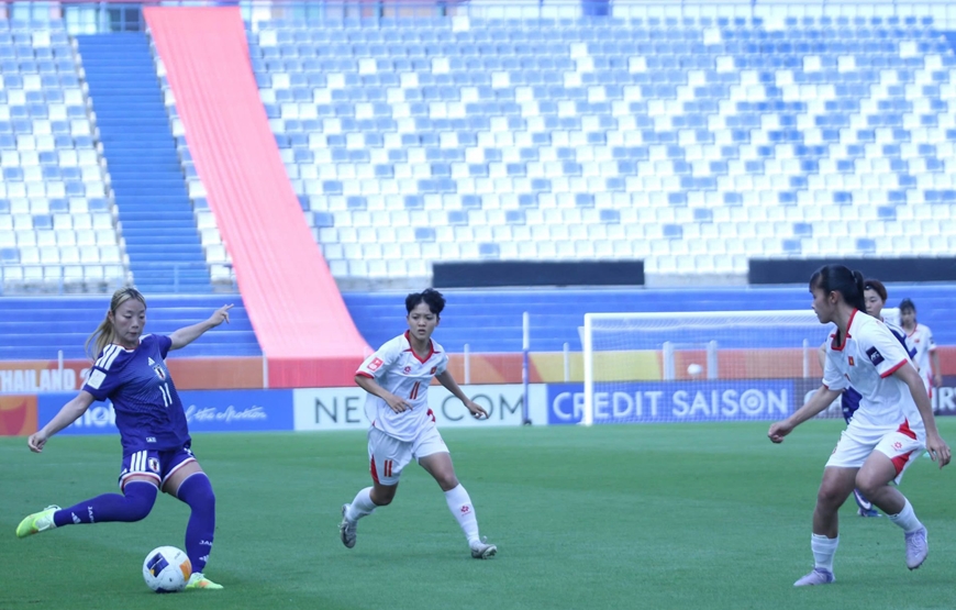 C&aacute;c cầu thủ U20 nữ Nhật Bản (&aacute;o xanh) thể hiện sức mạnh vượt trội trước U20 nữ Việt Nam. Ảnh: VFF