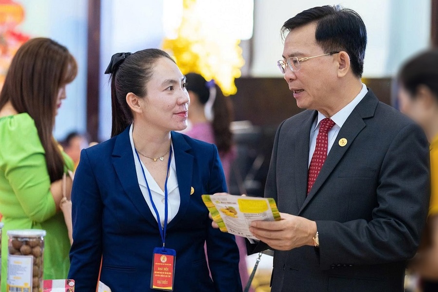 Ủy vi&ecirc;n Ban Chấp h&agrave;nh Trung ương Đảng, Ph&oacute; B&iacute; thư Tỉnh ủy, Chủ tịch UBND tỉnh L&acirc;m Đồng Hồ Văn Mười trao đổi với doanh nghiệp về th&uacute;c đẩy sản phẩm xanh, đ&aacute;p ứng ti&ecirc;u chuẩn thị trường