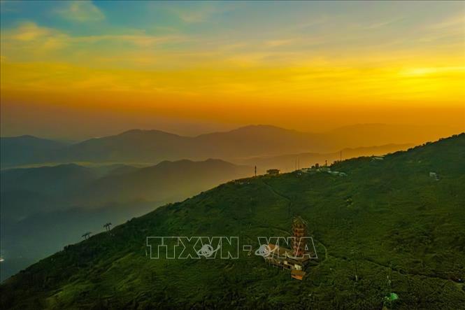 Vẻ đẹp của Y&ecirc;n Tử l&agrave; sự kỳ vĩ của n&uacute;i non h&ograve;a với n&eacute;t cổ k&iacute;nh trầm mặc của hệ thống am, ch&ugrave;a, th&aacute;p. Ảnh: Minh Đức/TTXVN