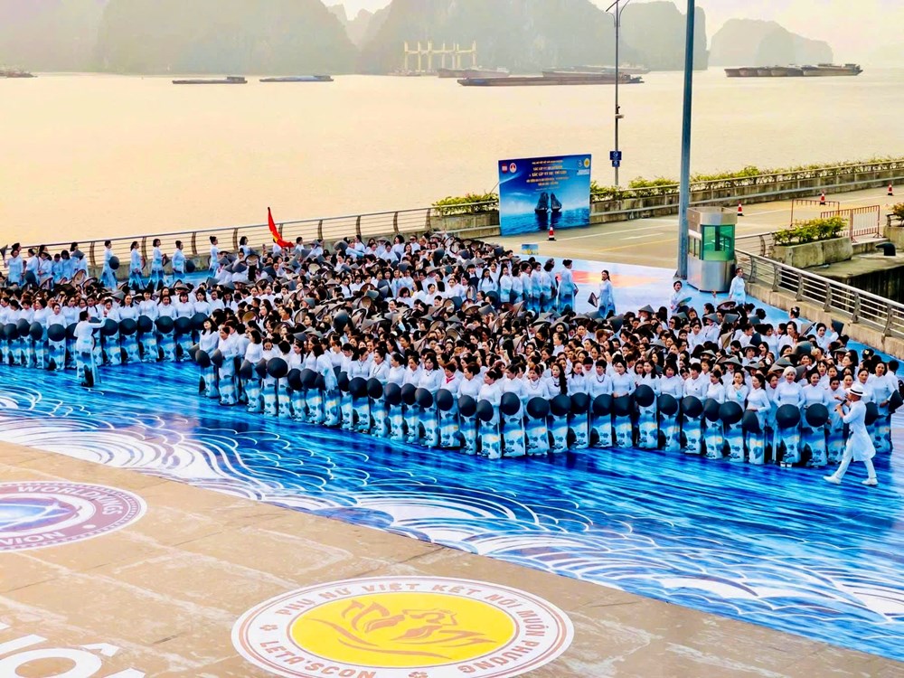 2.000 tà áo dài lập kỷ lục bên bờ Vịnh Hạ Long: Lan tỏa bản sắc Việt ra thế giới