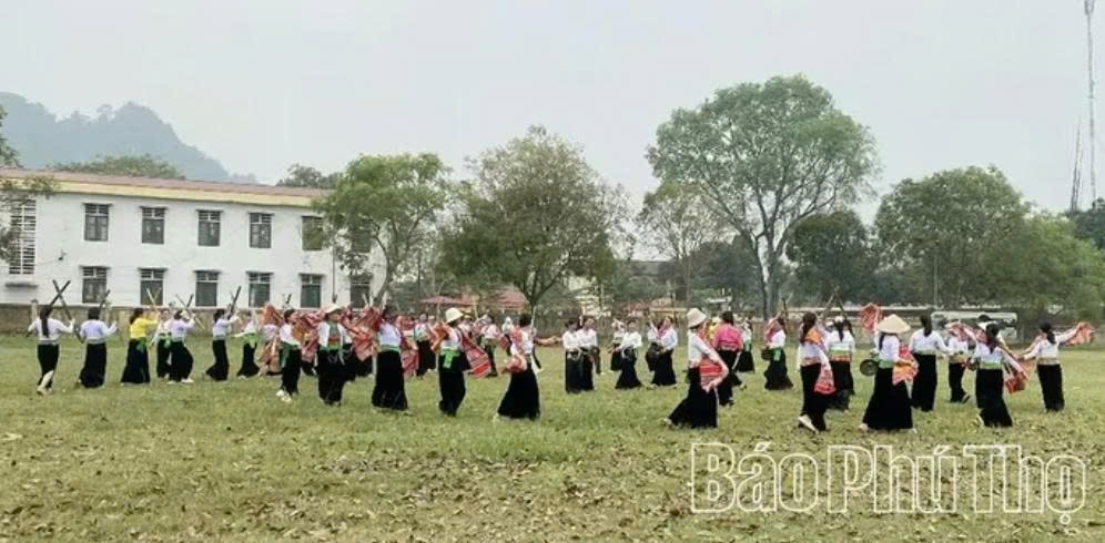 Đội văn nghệ quần chúng của Cụm số 5 đang tích cực tập luyện để tham gia liên hoan văn nghệ quần chúng và lễ hội văn hóa dân gian đường phố trong Chương trình Lễ hội Đền Hùng và Tuần văn hóa - Du lịch Đất Tổ năm Bính Ngọ 2026. Đội văn nghệ quần chúng của Cụm số 5 đang tích cực tập luyện để tham gia liên hoan văn nghệ quần chúng và lễ hội văn hóa dân gian đường phố trong Chương trình Lễ hội Đền Hùng và Tuần văn hóa - Du lịch Đất Tổ năm Bính Ngọ 2026.