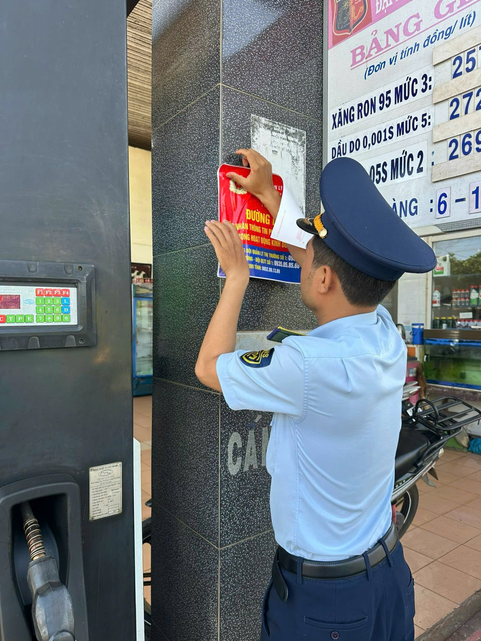 Lực lượng Quản l&yacute; thị trường tỉnh gi&aacute;m s&aacute;t việc kinh doanh xăng dầu tại c&aacute;c cơ sở tr&ecirc;n địa b&agrave;n