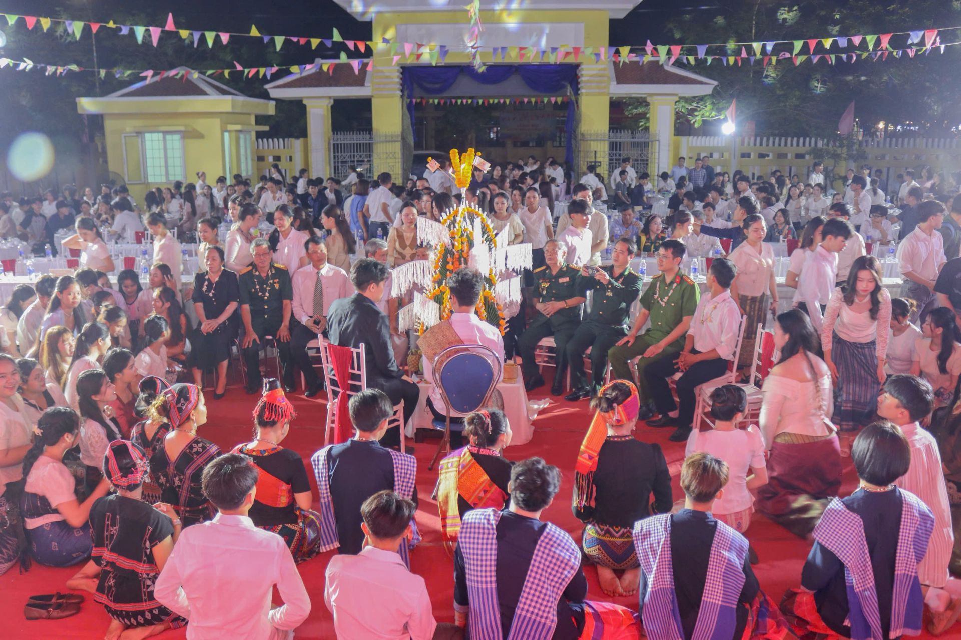 Kh&aacute;ch mời c&ugrave;ng chung vui với lưu học sinh l&agrave;o