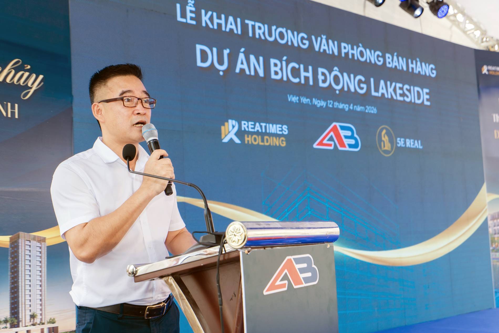 &Ocirc;ng Phạm Thế T&ugrave;ng - Ph&oacute; Tổng Gi&aacute;m đốc C&ocirc;ng ty Cổ phần Đầu tư X&acirc;y dựng An B&igrave;nh Thăng Long - ph&aacute;t biểu tại buổi lễ.