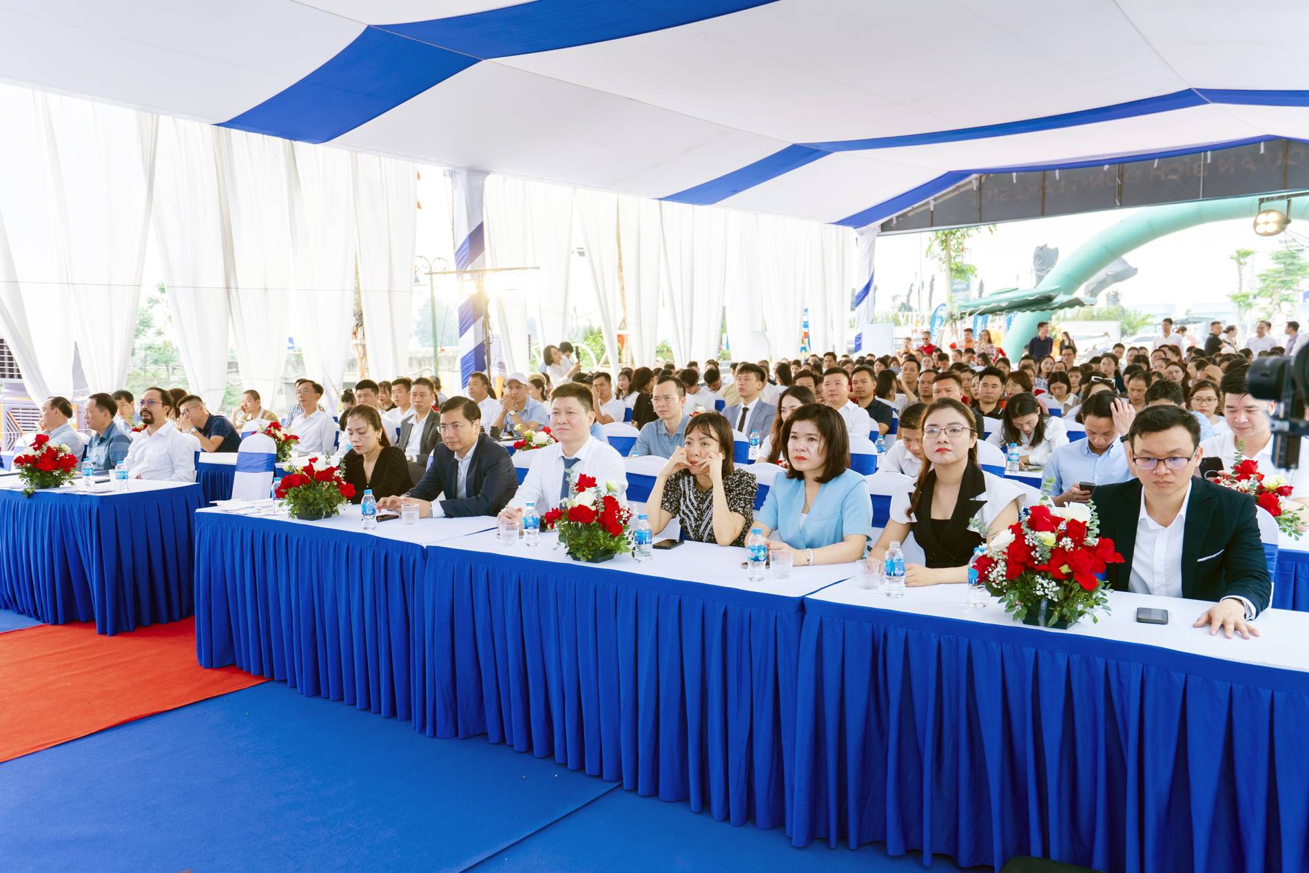 Hơn 500 chuy&ecirc;n vi&ecirc;n kinh doanh v&agrave; kh&aacute;ch mời tham dự buổi lễ.