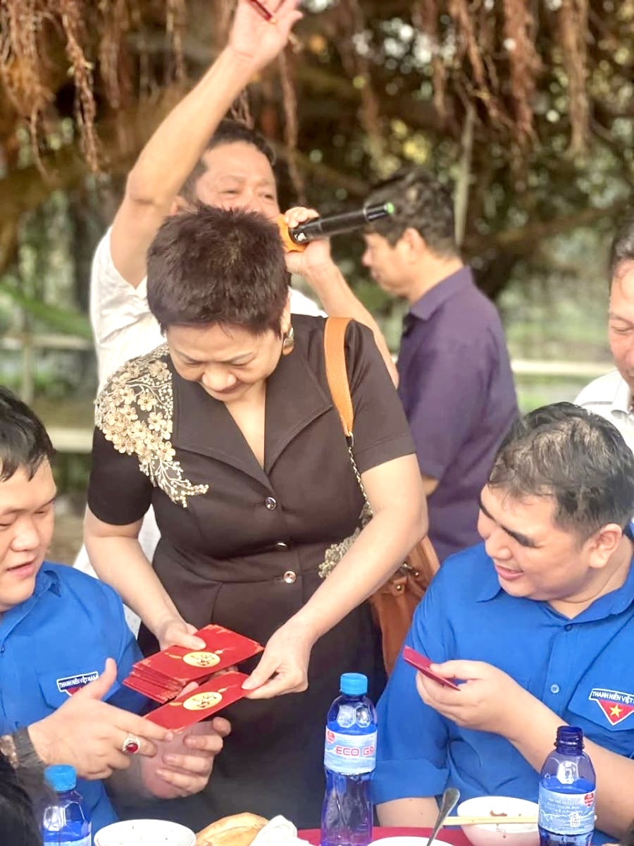 Trong nhiều năm qua, doanh nh&acirc;n Trần Huệ Ngọc c&ugrave;ng doanh nghiệp Văn ph&ograve;ng phẩm &ndash; B&uacute;t bi Thi&ecirc;n Lộc đồng h&agrave;nh c&ugrave;ng nhiều hoạt động thiện nguyện &ndash; từ hỗ trợ học sinh kh&oacute; khăn, gi&uacute;p đỡ người khuyết tật đến tặng qu&agrave; cho nạn nh&acirc;n chất độc da cam...