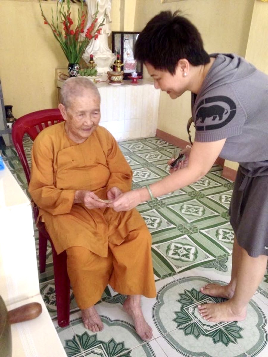 Nhiều phần qu&agrave; thiết thực được doanh nh&acirc;n Trần Huệ Ngọc gửi đến phụ nữ khuyết tật, người gi&agrave; neo đơn..