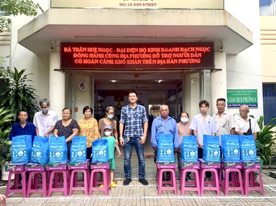 Kh&ocirc;ng chỉ dừng lại ở hỗ trợ học tập, nhiều phần qu&agrave; thiết thực c&ograve;n được B&uacute;t Bi Thi&ecirc;n Lộc gửi đến phụ nữ khuyết tật, người gi&agrave; neo đơn&hellip; g&oacute;p phần sẻ chia kh&oacute; khăn v&agrave; lan tỏa tinh thần nh&acirc;n &aacute;i trong cộng đồng.