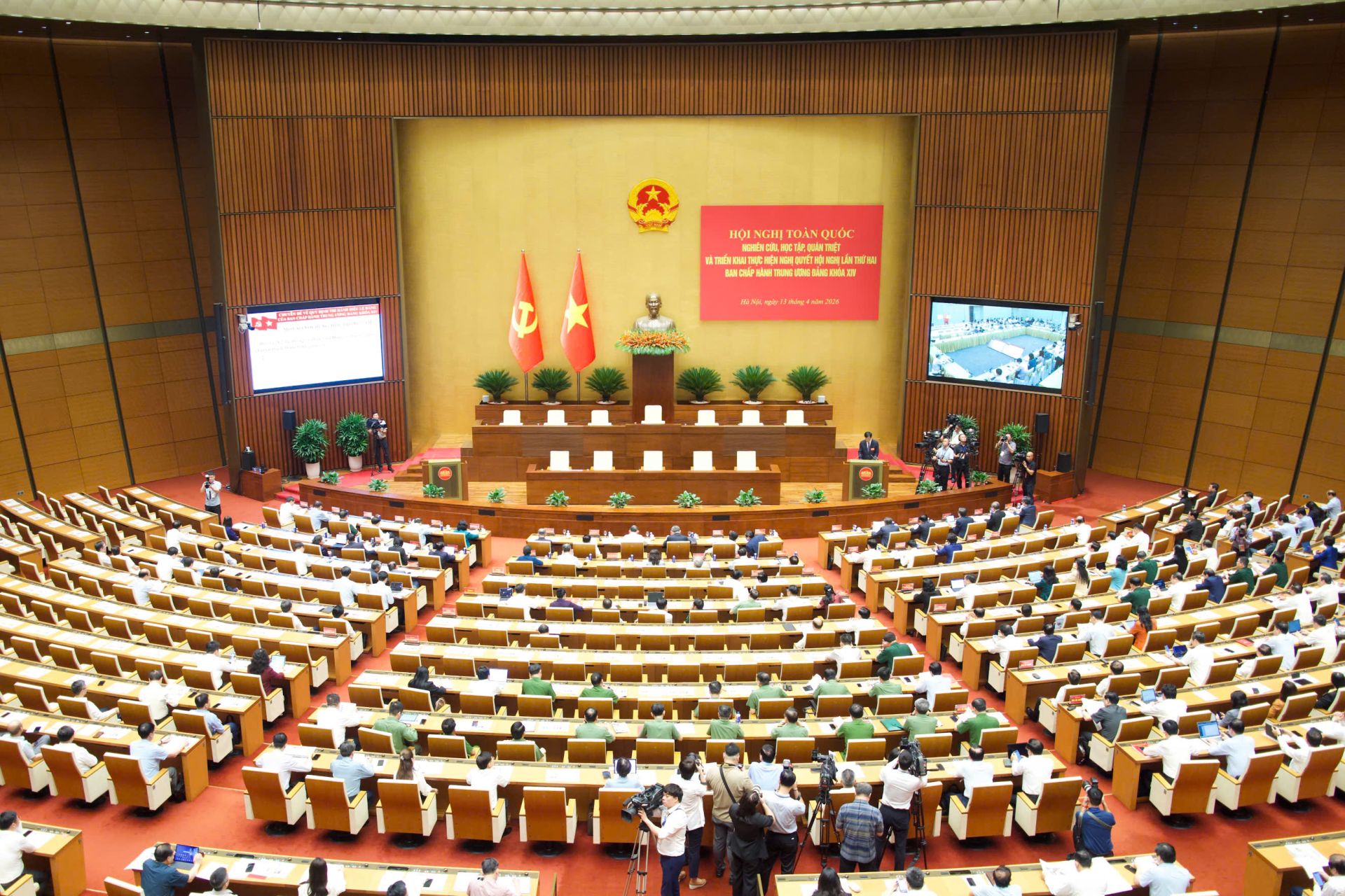 Quang cảnh Hội nghị to&agrave;n quốc nghi&ecirc;n cứu, qu&aacute;n triệt v&agrave; triển khai thực hiện Nghị quyết Hội nghị lần thứ hai Ban Chấp h&agrave;nh Trung ương Đảng kh&oacute;a XIV s&aacute;ng 13/4 tại điểm cầu Ph&ograve;ng Di&ecirc;n Hồng, Nh&agrave; Quốc hội.