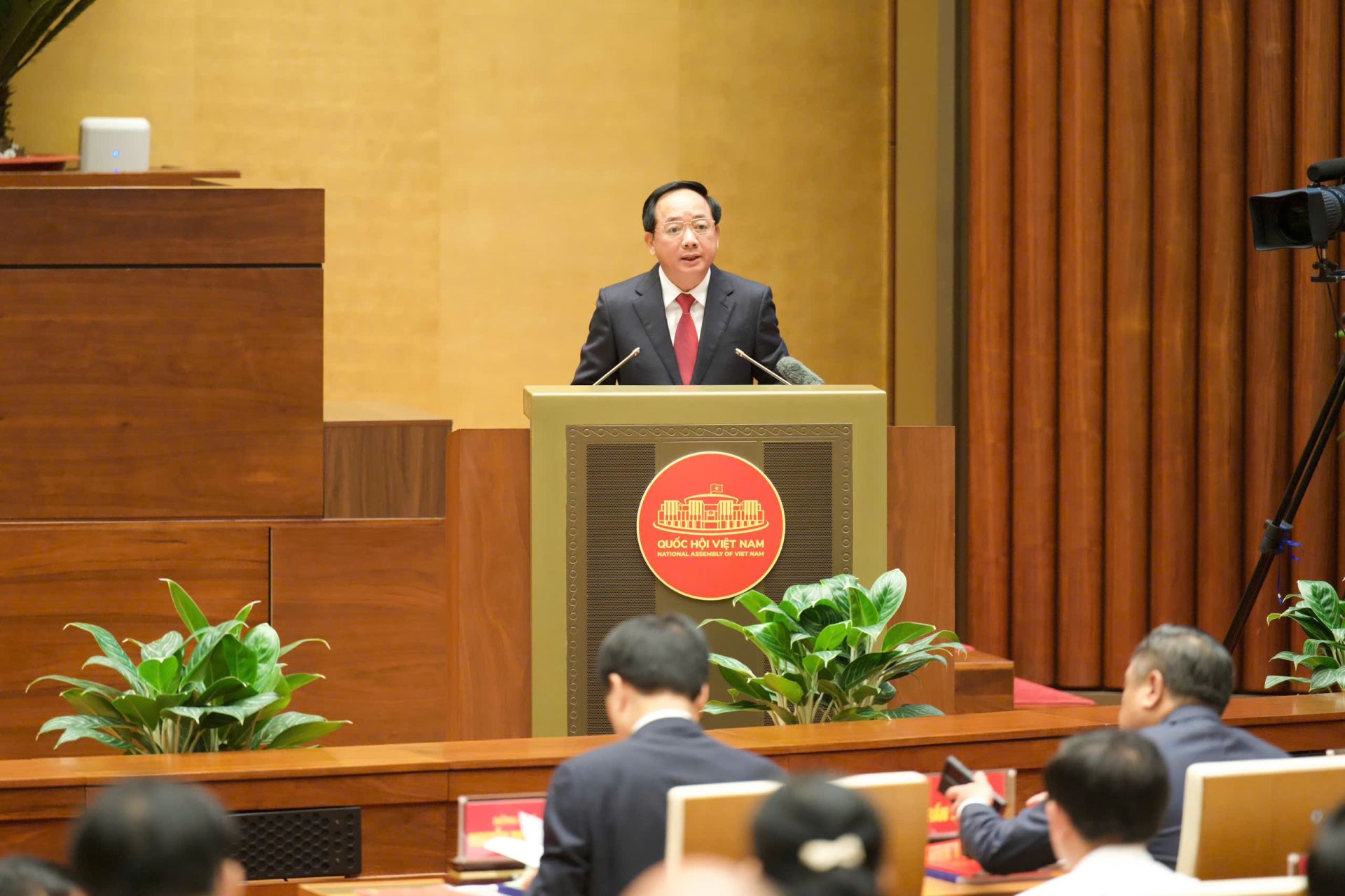 Đồng ch&iacute; Trịnh Văn Quyết, Ủy vi&ecirc;n Bộ Ch&iacute;nh trị, B&iacute; thư Trung ương Đảng, Trưởng Ban Tuy&ecirc;n gi&aacute;o v&agrave; D&acirc;n vận Trung ương tr&igrave;nh b&agrave;y Chuy&ecirc;n đề &ldquo;Những nội dung cơ bản của Quy định về c&ocirc;ng t&aacute;c ch&iacute;nh trị, tư tưởng trong Đảng&rdquo;