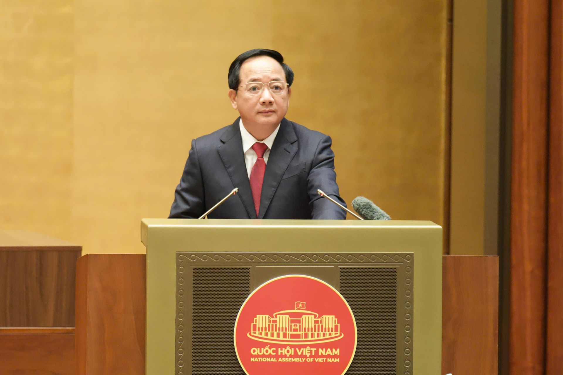 Đồng ch&iacute; Trịnh Văn Quyết, Ủy vi&ecirc;n Bộ Ch&iacute;nh trị, B&iacute; thư Trung ương Đảng, Trưởng Ban Tuy&ecirc;n gi&aacute;o v&agrave; D&acirc;n vận Trung ương tr&igrave;nh b&agrave;y Chuy&ecirc;n đề &ldquo;Những nội dung cơ bản của Quy định về c&ocirc;ng t&aacute;c ch&iacute;nh trị, tư tưởng trong Đảng&rdquo;