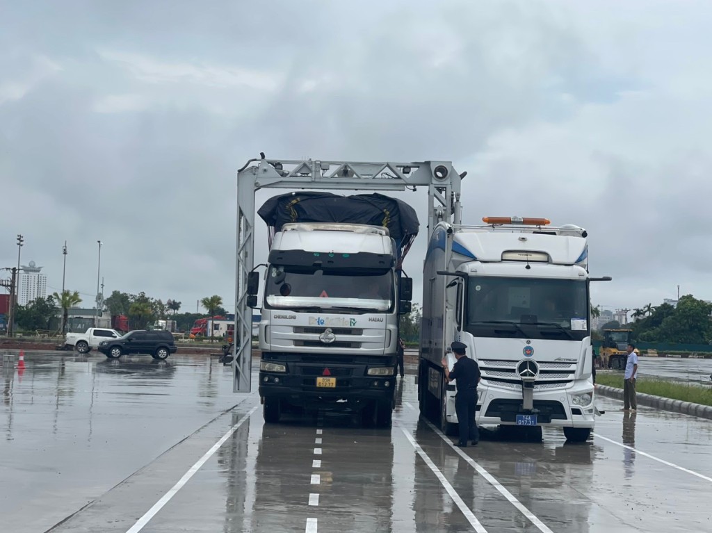 Chi cục Hải quan cửa khẩu M&oacute;ng C&aacute;i (Chi cục Hải quan khu vực VIII) sử dụng m&aacute;y soi container di động, soi chiếu h&agrave;ng h&oacute;a XNK. Ảnh: Chi cục Hải quan khu vực VIII