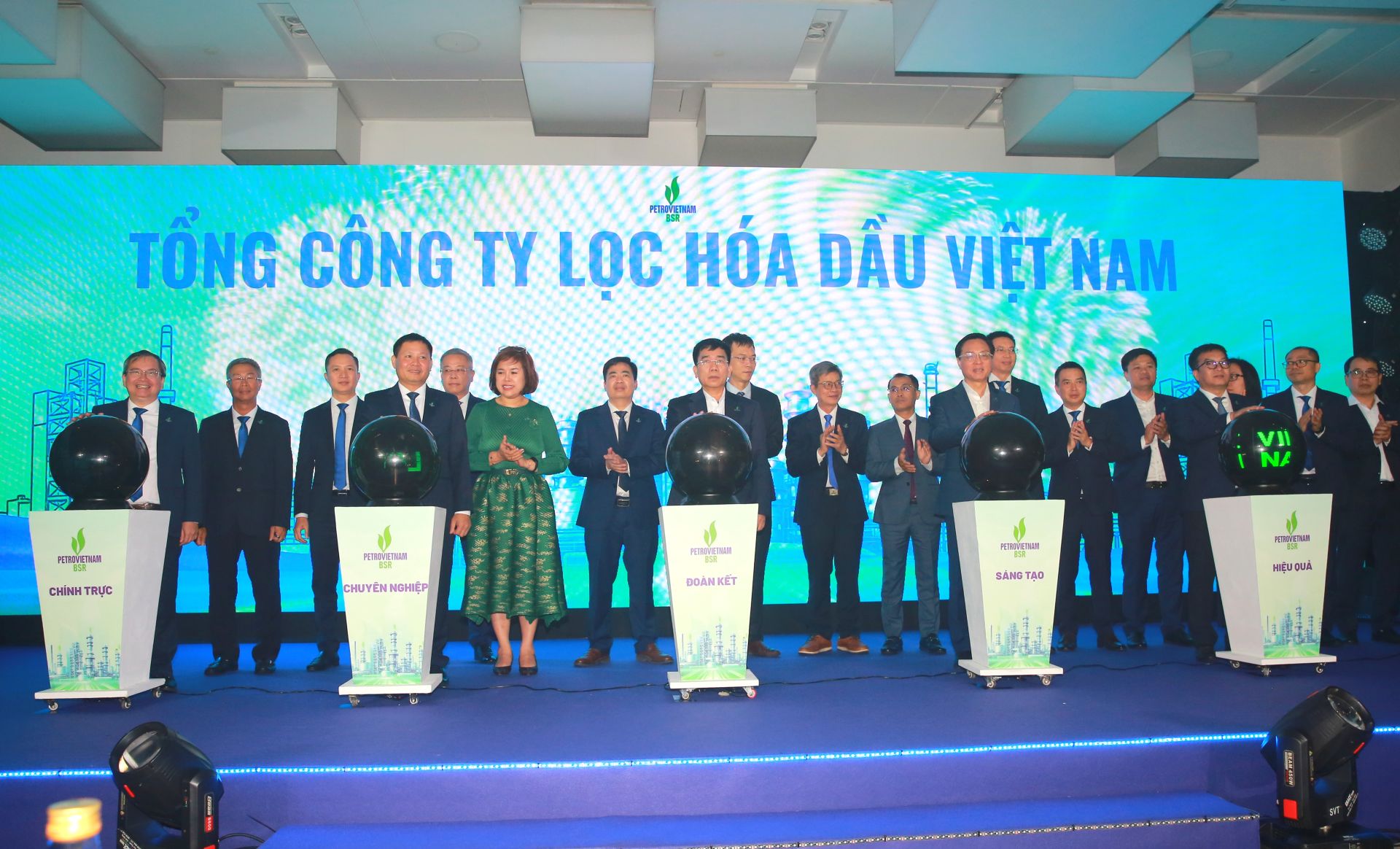 Ban l&atilde;nh đạo Petrovietnam, BSR thực hiện nghi thức chuyển đổi BSR trở th&agrave;nh Tổng C&ocirc;ng ty Lọc h&oacute;a dầu Việt Nam